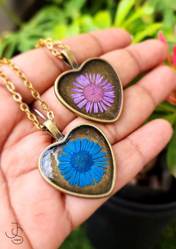 IRON HEART - Real flower inside an antique heart framework