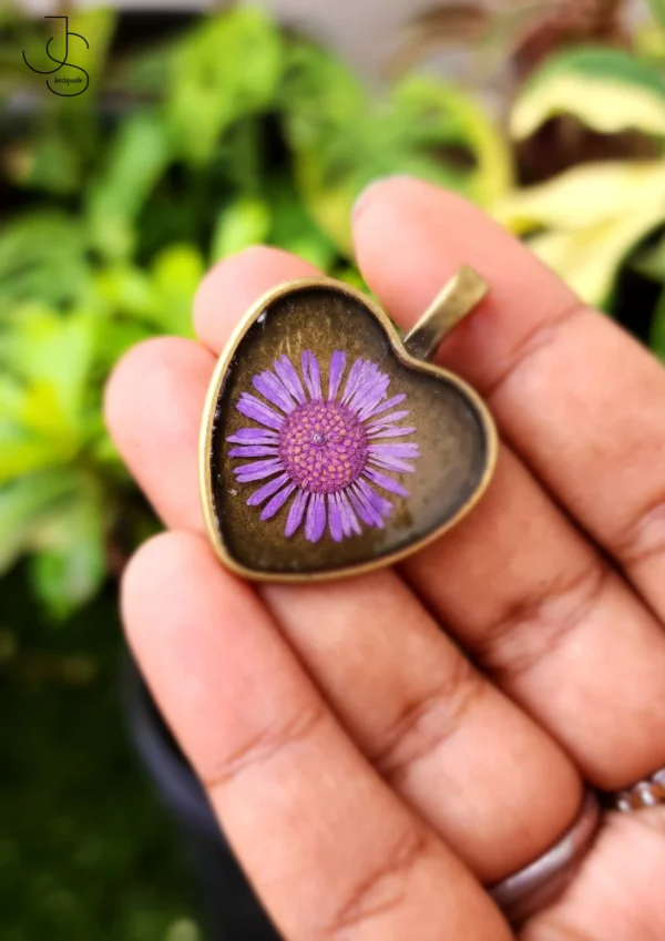 IRON HEART - Real flower inside an antique heart framework