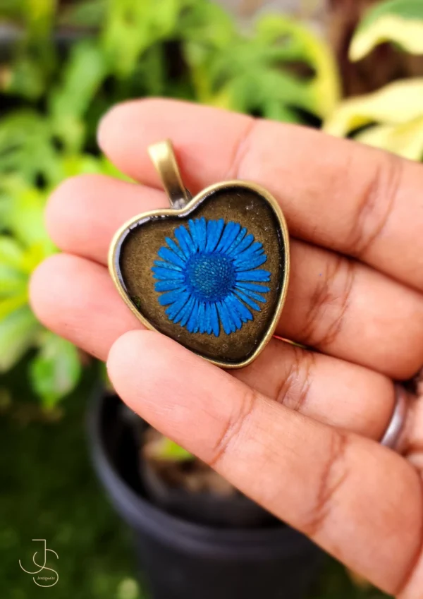 IRON HEART - Real flower inside an antique heart framework