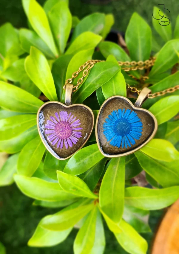 IRON HEART - Real flower inside an antique heart framework