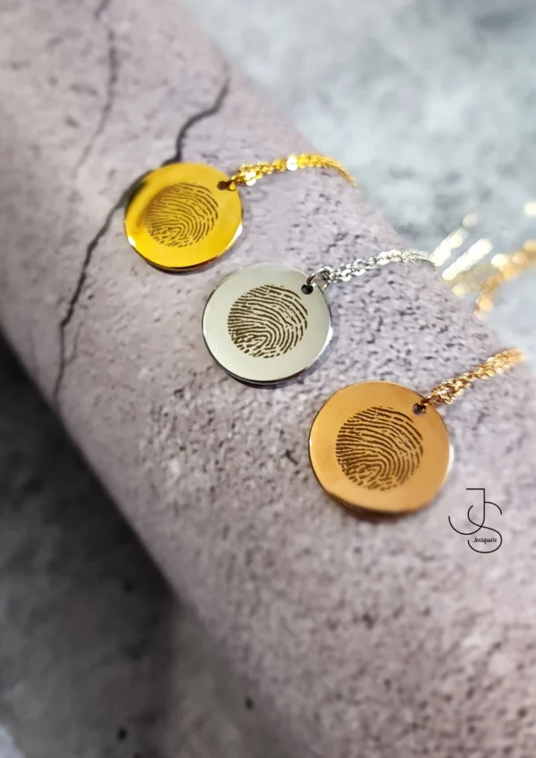 IMPRINT-DISCS - customized metallic disc necklace with Finger expression