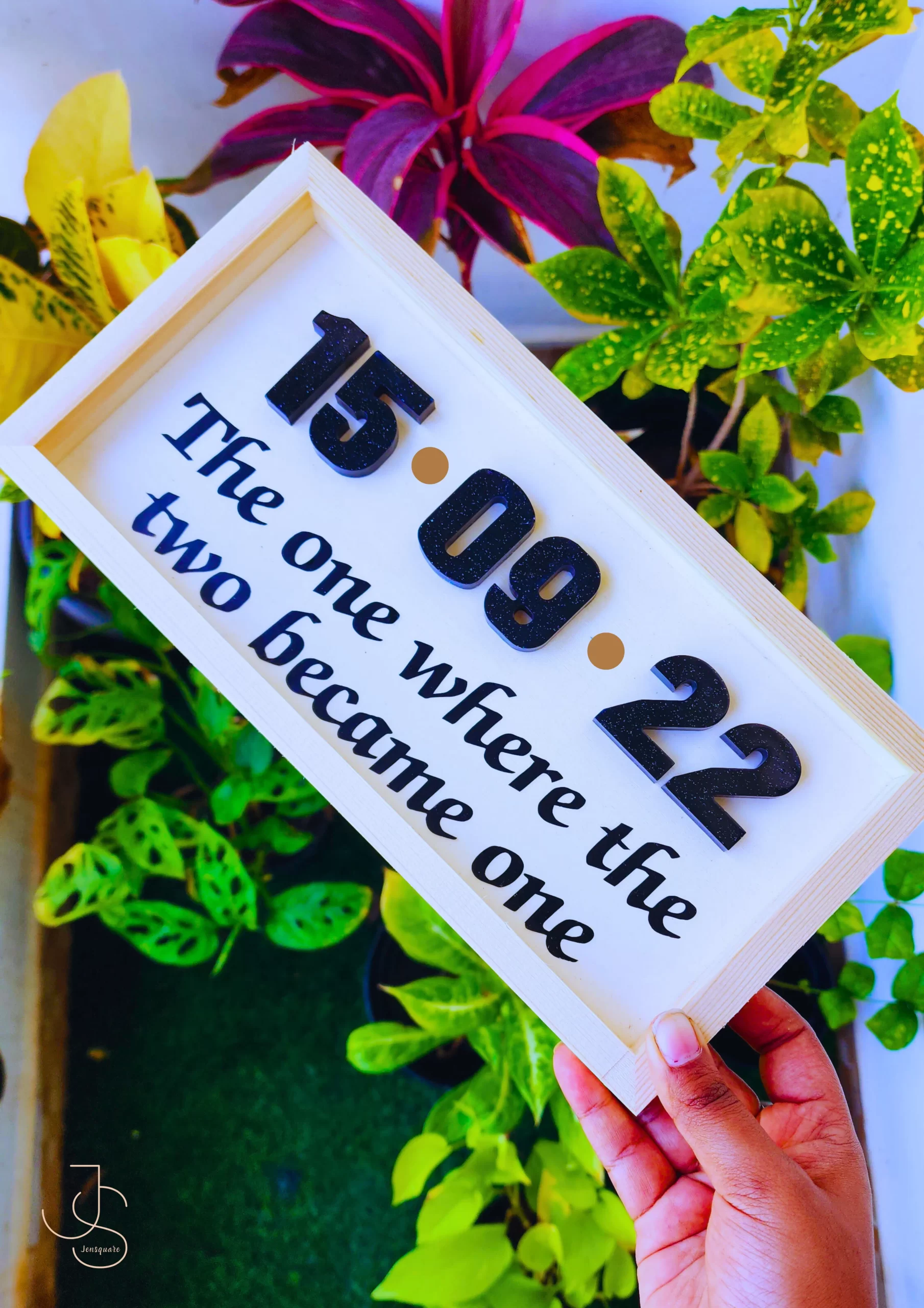 DATES ON WALL - Customized resin dates on frames