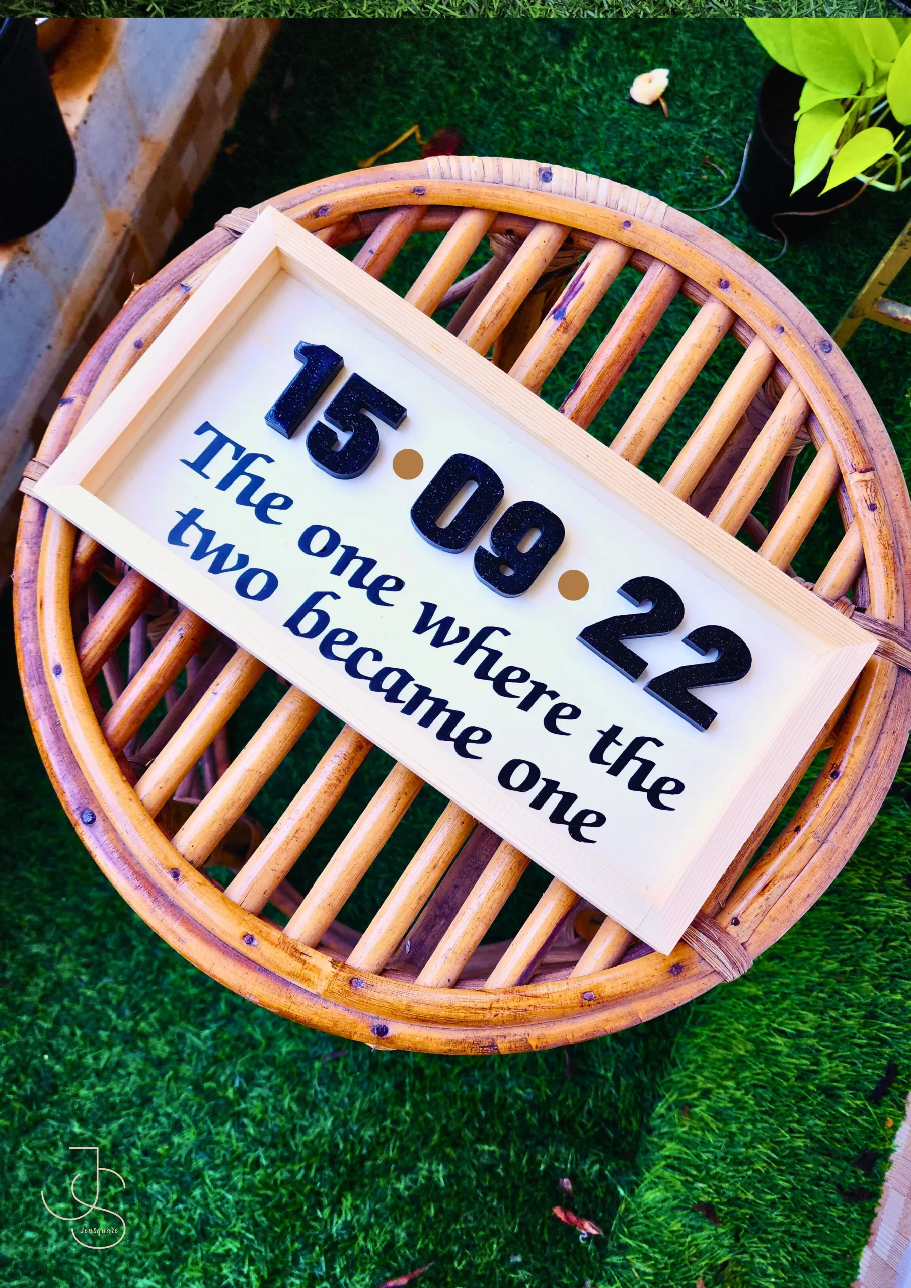 DATES ON WALL - Customized resin dates on frames