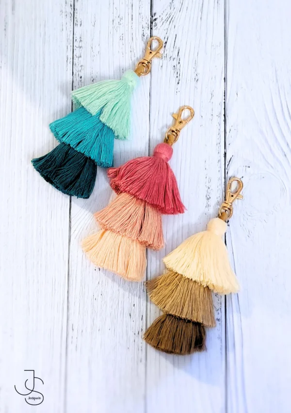 BOHO MACTASSEL - Pastel macrame thread tassel keychain