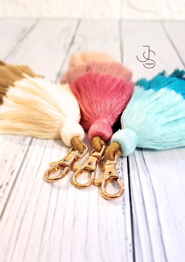 BOHO MACTASSEL - Pastel macrame thread tassel keychain